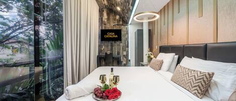 9 bedrooms, iron/ironing board, WiFi, bed sheets
