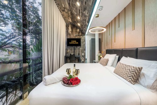 9BR Indoor Heated Pool & Jacuzzi | In Lleras Park