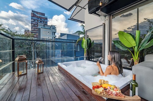 9BR Indoor Heated Pool & Jacuzzi | In Lleras Park