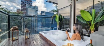 9BR Indoor Heated Pool & Jacuzzi | In Lleras Park