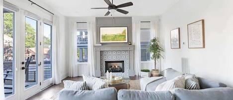 Téléviseur connecté, foyer, livres, chaßne audio