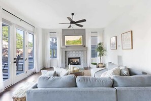 Smart TV, chimenea, libros, estéreo