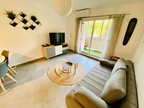 TV - Renovated 2-room apartment with balcony and private parking (Aix-en-Provence)