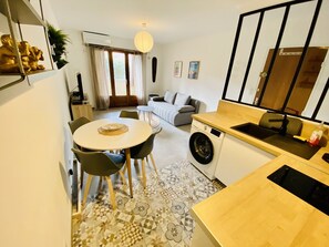 Interior - Renovated 2-room apartment with balcony and private parking (Aix-en-Provence)