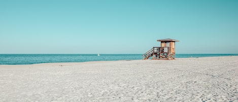 Vlak bij het strand, ligstoelen aan het strand, strandlakens