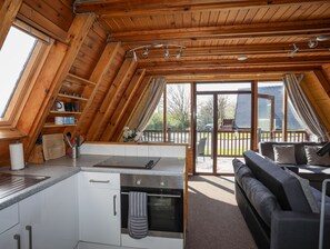 Fridge, electric kettle, toaster, cookware/dishes/utensils - 171 Snowdonia View (Pwllheli)