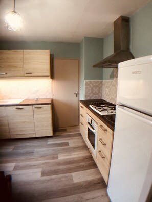 Een koelkast, een microgolfoven, een oven, een kookplaat