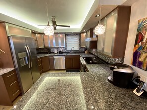 Kylskåp, mikrovågsugn, ugn och spishäll