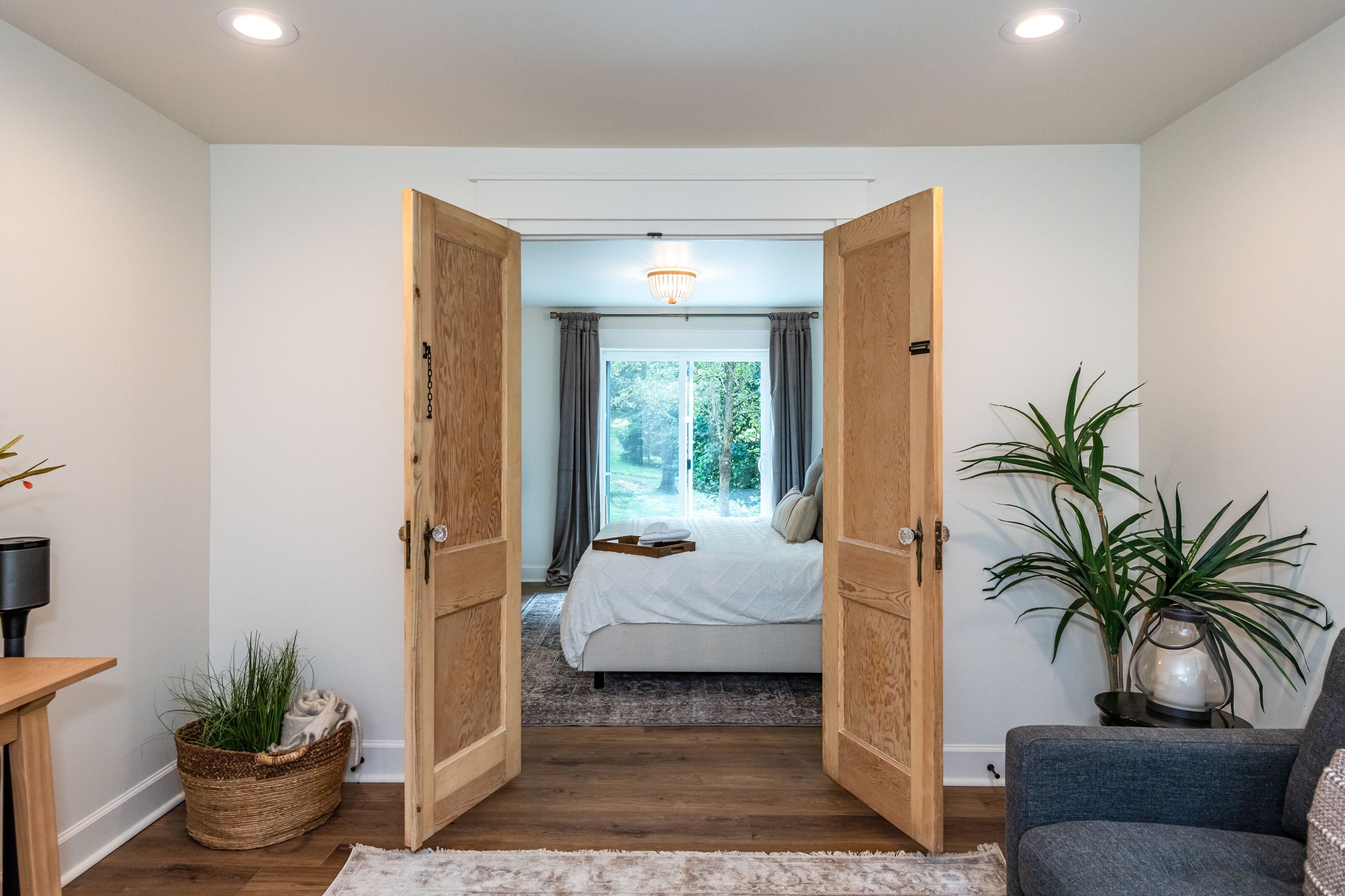 5 bedrooms, desk, iron/ironing board, travel cot