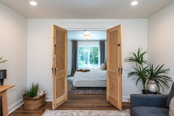 5 عدّة غرف نوم ومكتب ومكواة/لوح كي وسرير سفر