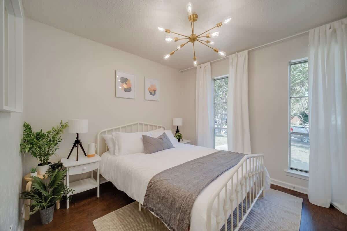 4 bedrooms, desk, iron/ironing board, travel cot