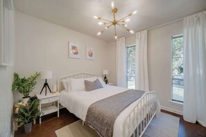 4 habitaciones, escritorio y tabla de planchar con plancha 