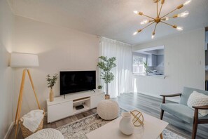 Televisión, chimenea y oficina 