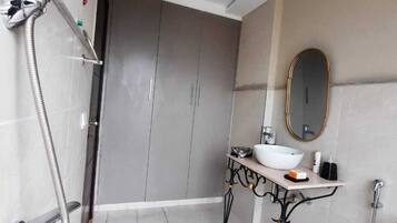 Apartment | Bathroom | Shower, hair dryer, towels, shampoo
