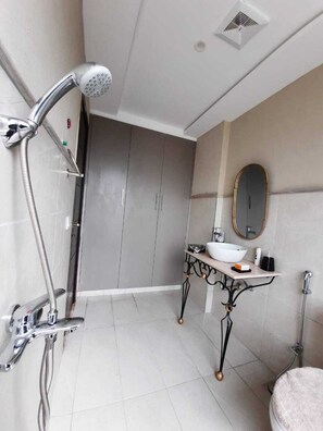 Apartment | Bathroom | Shower, hair dryer, towels, shampoo - Captivating 1-bed Apartment Fully Furnished (Lahore)