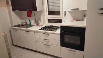 Frigorifero, forno, lavastoviglie, pentole/stoviglie/utensili