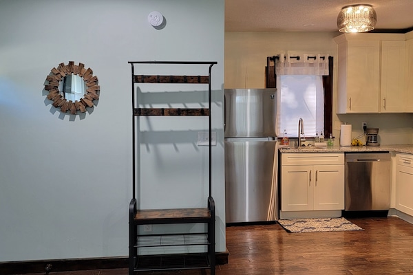 Køleskab, mikrobølgeovn, kogeplade, opvaskemaskine