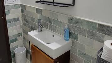 Douche, sĂšche-cheveux, serviettes fournies, papier toilette