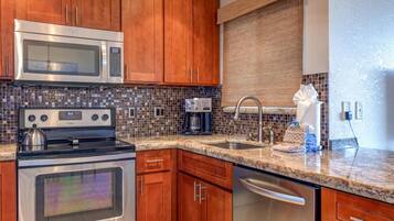 Coffee/tea maker, fridge, microwave, oven