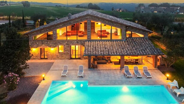 Una casa espaiosa amb piscina, diverses gandules i una zona de terrassa.