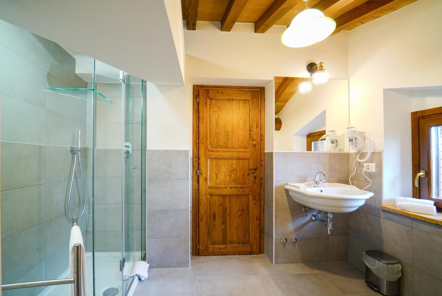 Shower, hair dryer, towels