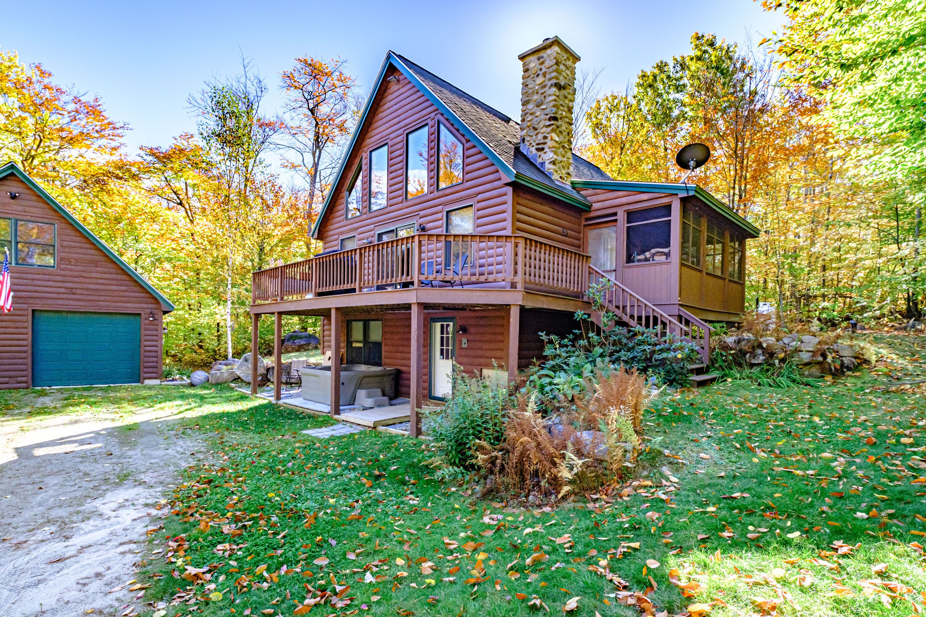 Woodroad Chalet-  Ski house close to water, Hot tub, large lot