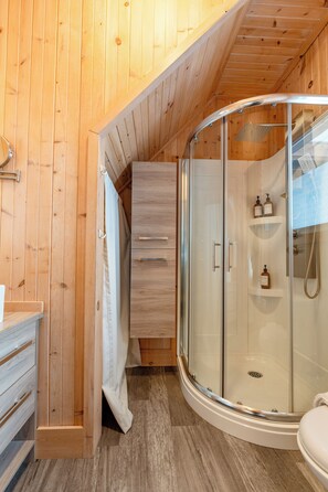 Douche, séchoir à cheveux, serviettes fournies, savon