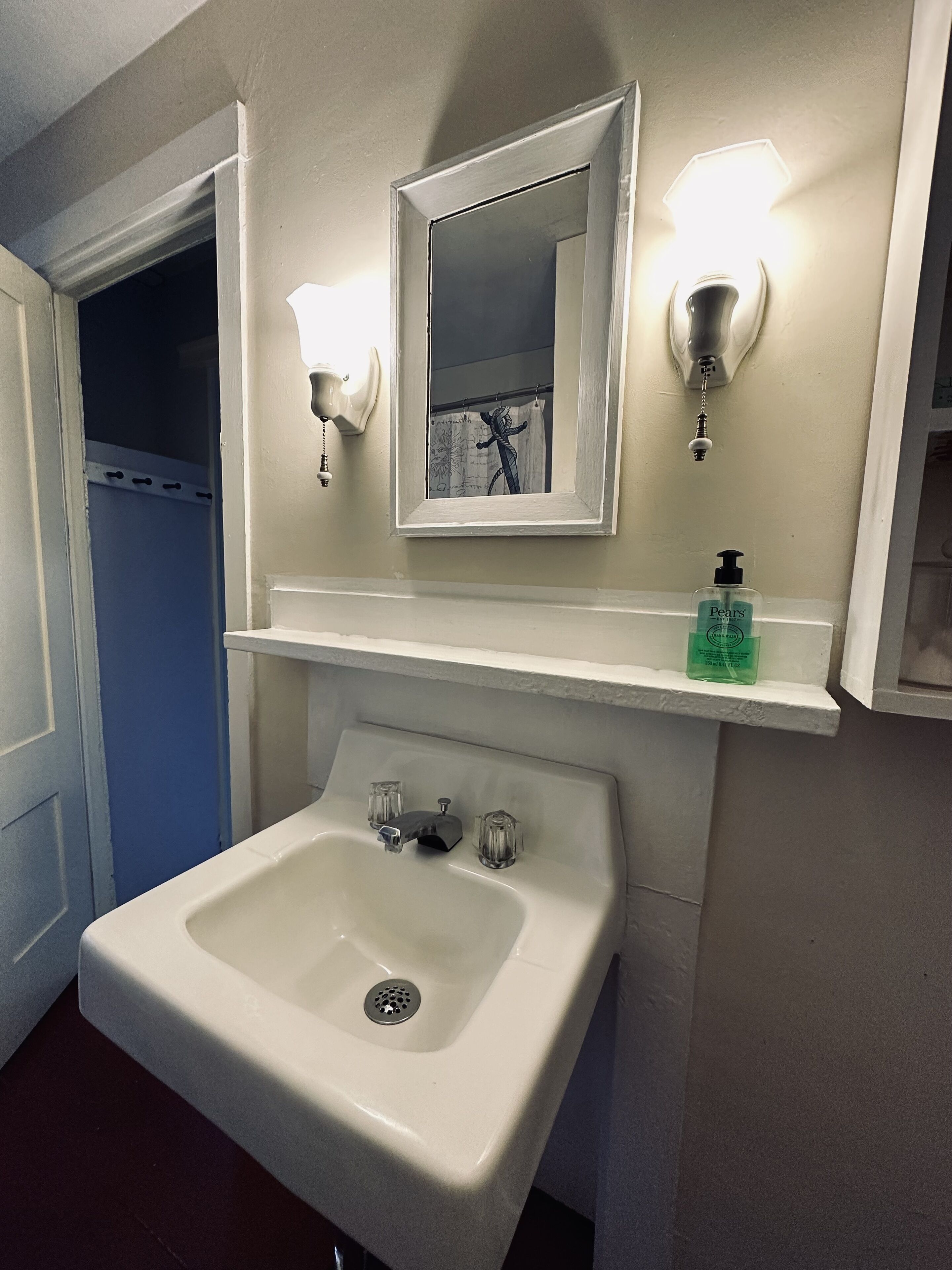 Ensemble douche/baignoire, sèche-cheveux, serviettes fournies, savon