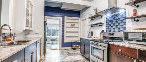 Refrigerador, microondas, horno y parrilla de estufa