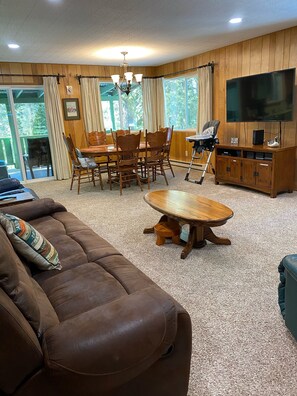 Living area - Family Friendly Cabin in Strawberry with internet (Cold Springs)