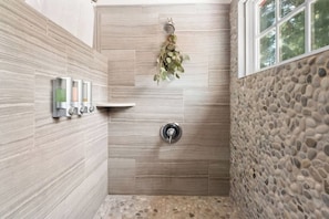 Shower, hair dryer, towels, shampoo - Chez Caboose • Spa • Fenced Yard • Near Summit (Big Bear Lake)