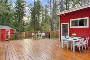 Outdoor dining - Chez Caboose • Spa • Fenced Yard • Near Summit (Big Bear Lake)