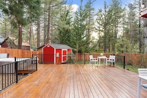 Outdoor dining - Chez Caboose • Spa • Fenced Yard • Near Summit (Big Bear Lake)