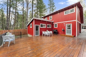 Outdoor dining - Chez Caboose • Spa • Fenced Yard • Near Summit (Big Bear Lake)