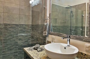 Dusche, Haartrockner, Handtücher, Seife