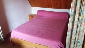 1 chambre, fer et planche à repasser