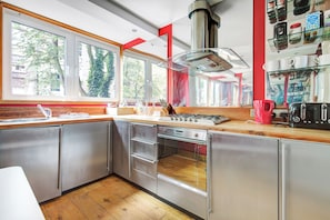 Kühlschrank, Mikrowelle, Ofen, Herdplatte