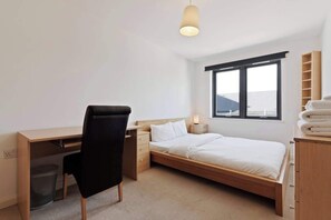 2 bedrooms, iron/ironing board, internet, bed sheets - Homely 2BD Flat in Homerton (London)