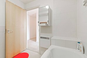 Baignoire, sèche-cheveux