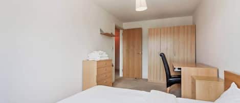 2 bedrooms, iron/ironing board, Internet, bed sheets