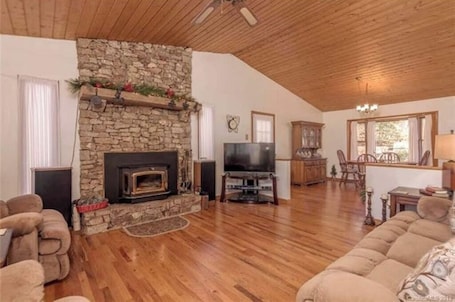 TV, fireplace. Nature at it's Best
