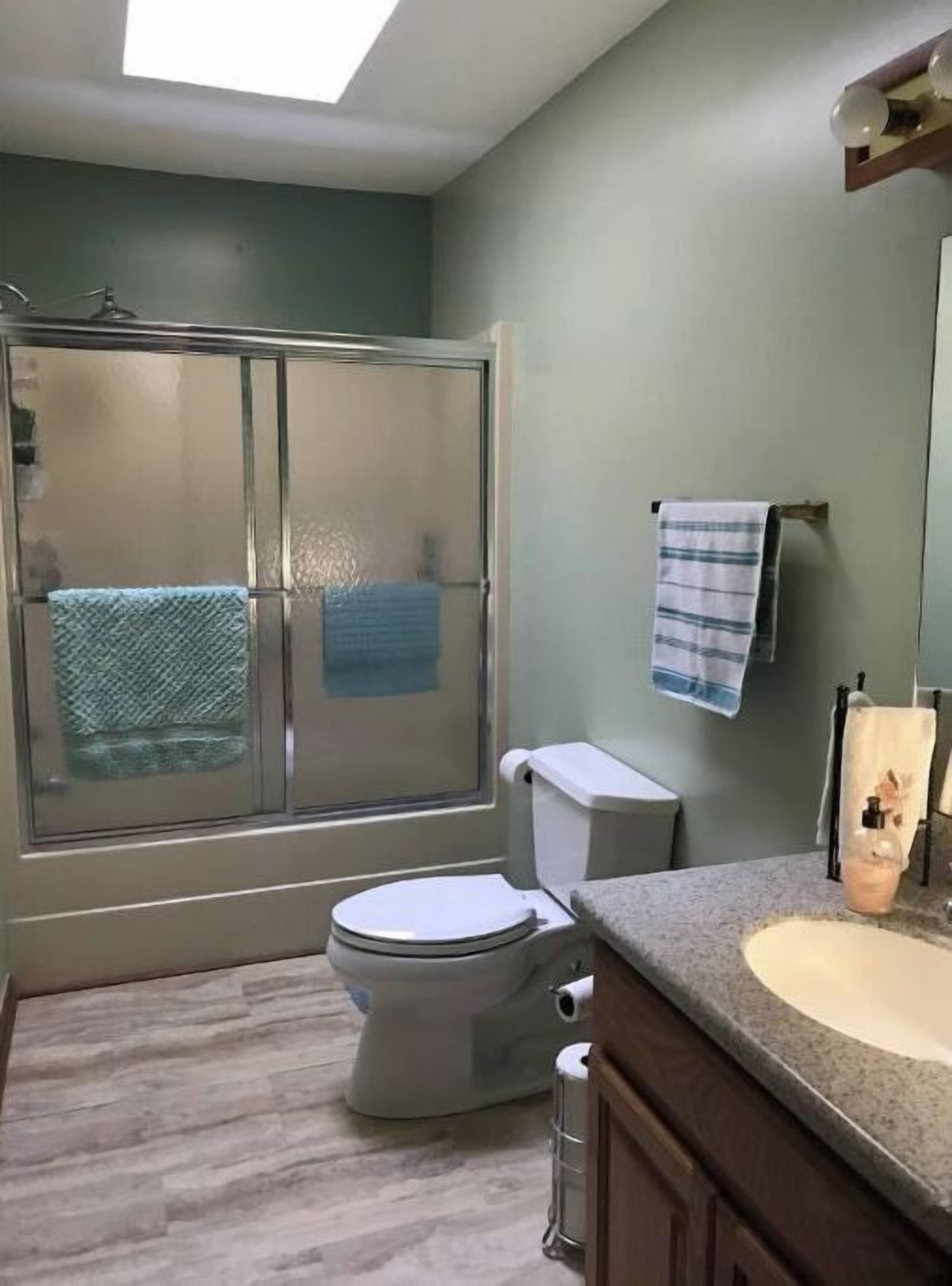 Combined shower/tub, jetted tub, hair dryer, towels
