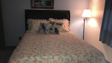 3 bedrooms, desk, iron/ironing board, free WiFi