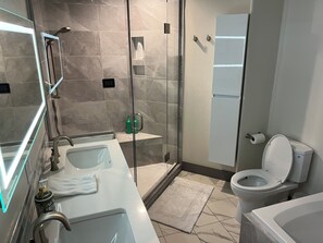 Secadora de cabello, toallas, jabón, papel de baño 