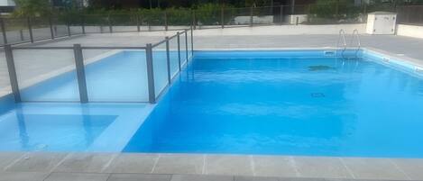 Piscina a l'aire lliure i piscina climatitzada