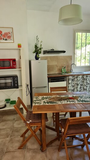 Réfrigérateur, micro-ondes, four, plaque de cuisson