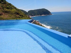 Outdoor pool - Resort-style apartment with infinity pool and 2 parking spaces! (SP)