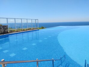 Outdoor pool - Resort-style apartment with infinity pool and 2 parking spaces! (SP)