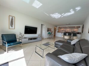 Smart TV - STYLISH FAMILY-SIZED 2 BEDROOM APARTMENT, OCEAN VIEW, BEACH ACROSS THE STREET!!! (Sunny Isles Beach)