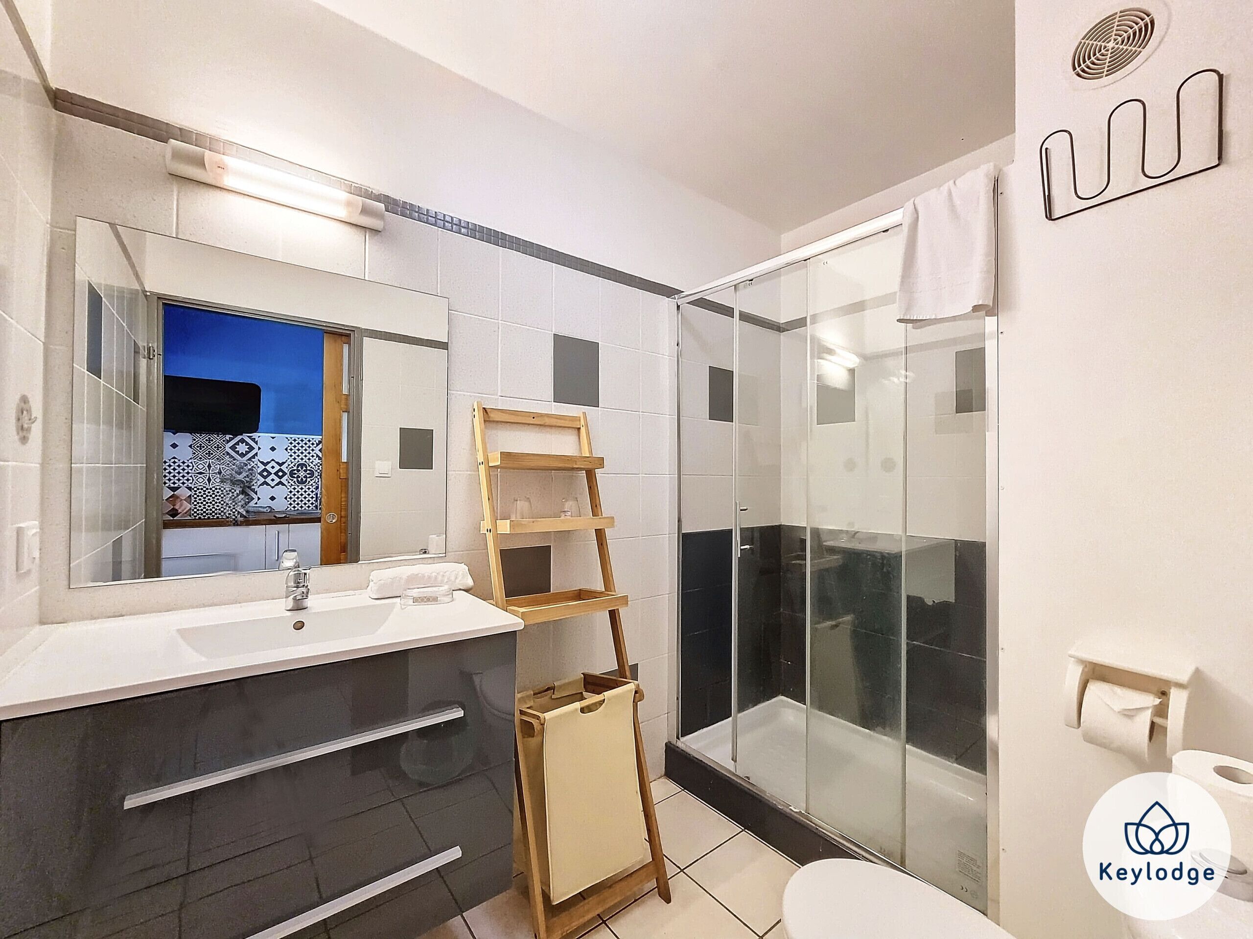 シャワー、ヘアドライヤー、タオル、石鹸